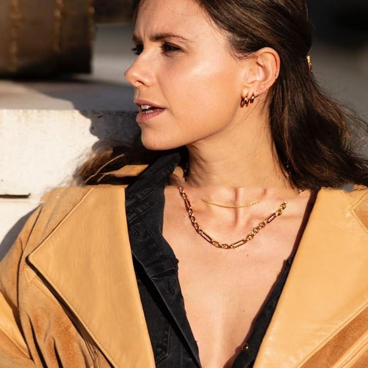 Retro Oval Pendant Necklace – Gold Tone