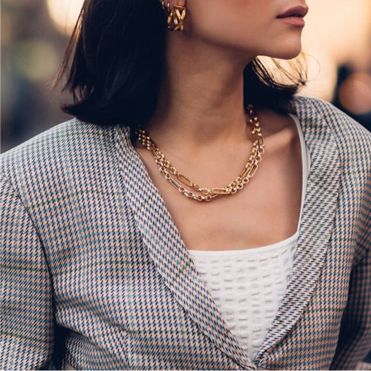 Retro Oval Pendant Necklace – Gold Tone